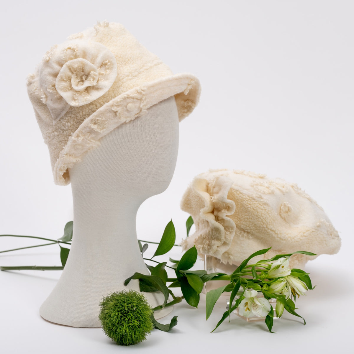 Ecru cloche hat in stretch fabric, handmade in Montreal – l'empreinte ...